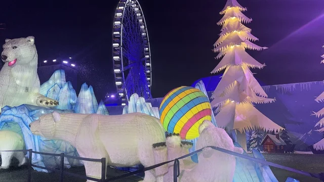تماثيل الدببة القطبية المضيئة وفعاليات ترفيهية وينتر وندرلاند الشارع العالمي في جدة ليلاً