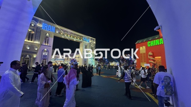 تجول الزوار في الشارع العالمي في وينتر وندر لاند بجدة ليلاً