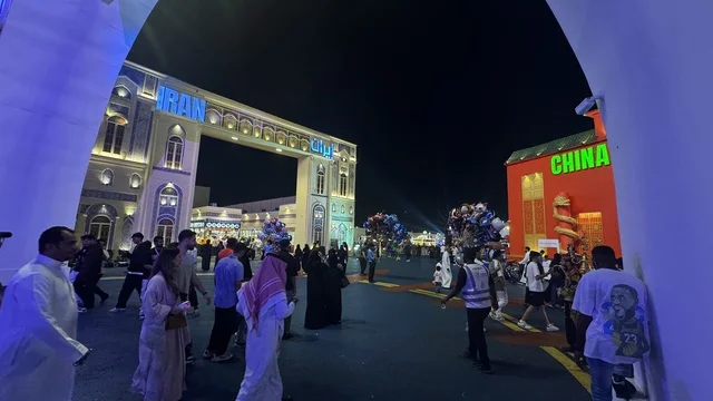 تجول الزوار في الشارع العالمي في وينتر وندر لاند بجدة ليلاً