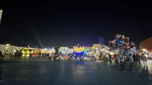 تجمع الزوار في الشارع العالمي وينتروندرلاند جدة في الفعاليات المسائية