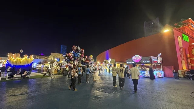 اكشاك الطعام في الشارع العالمي وينتر ويندرلاند جدة في الليل