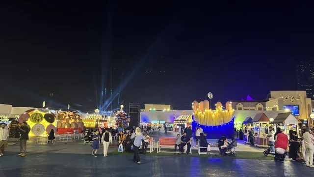 اكشاك الطعام المضيئة في الشارع العالمي وينتر ويندرلاند جدة في الليل