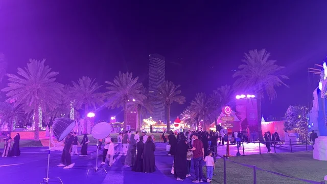 حشود من الزوار في الشارع العالمي وينتر ويندرلاند جدة في الليل