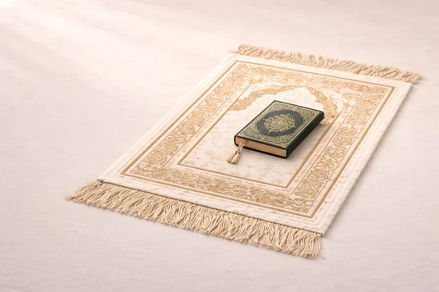 المصحف الشريف على سجادة الصلاة بخلفية بيضاء بسيطة