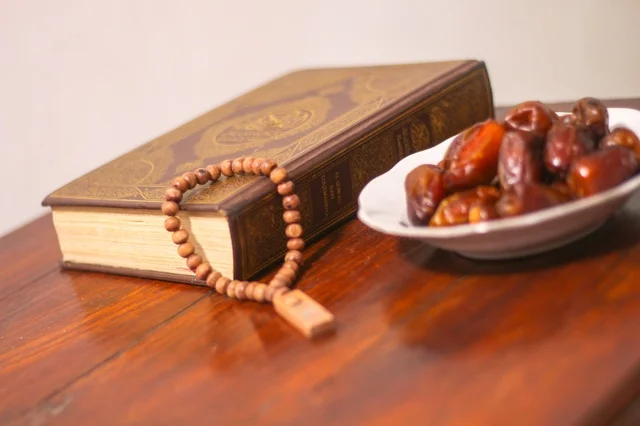 المصحف الشريف مع المسبحة والتمر في رمضان المصحف الشريف مع المسبحة والتمر في رمضان