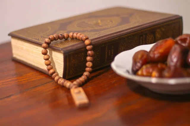 المصحف الشريف مع سبحة وتمر رمضان