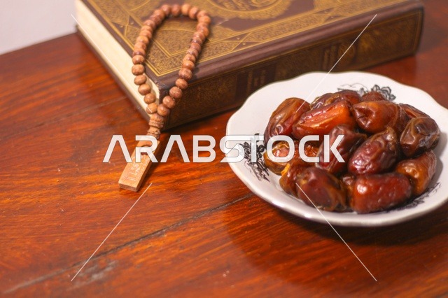 تمر ومصحف ومسبحة في أجواء رمضانية