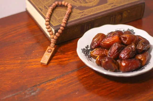 تمر ومصحف ومسبحة في أجواء رمضانية