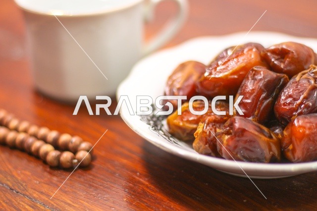 طبق تمر ومسبحة في أجواء رمضانية تقليدية