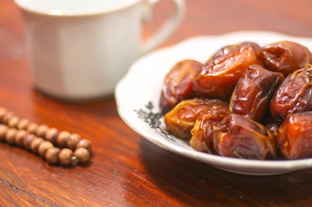 طبق تمر ومسبحة في أجواء رمضانية تقليدية