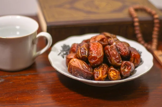 تمر رمضان مع كوب ماء ومصحف