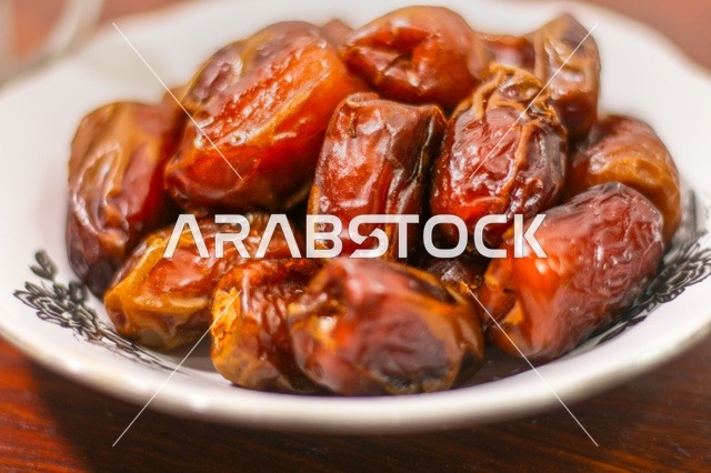 لقطة مقربة تمر طازج في وعاء سيراميك أبيض لافطار رمضان