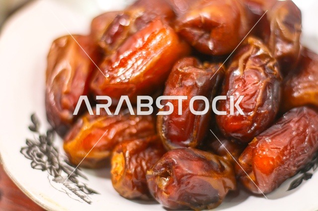تمر مجفف على طبق سيراميك أبيض مقرب لافطار رمضان