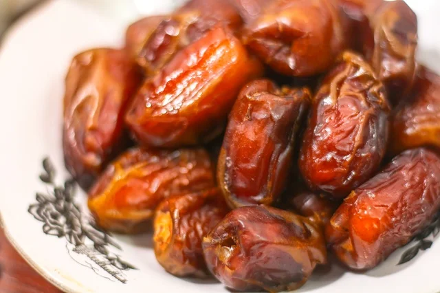 تمر مجفف على طبق سيراميك أبيض مقرب لافطار رمضان