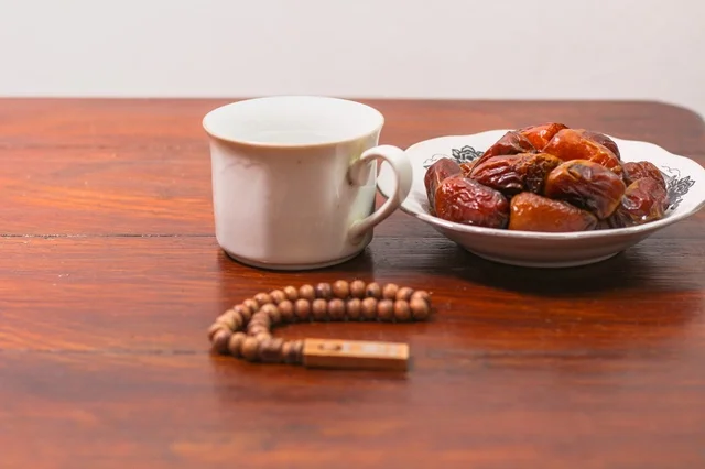 تمر رمضان وسبحة خشبية على طاولة