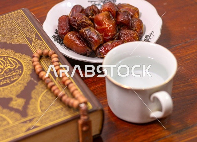المصحف الشريف مع التمر والماء لإفطار رمضان