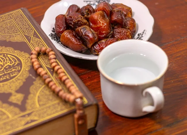 المصحف الشريف مع التمر والماء لإفطار رمضان