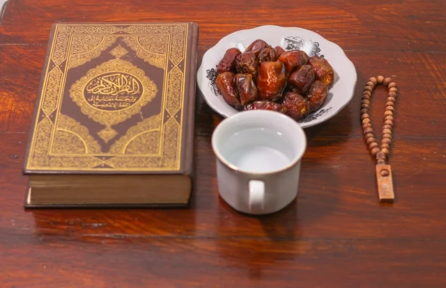 المصحف الشريف مع التمر والماء للإفطار في رمضان
