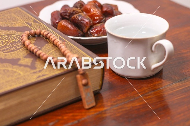 القرآن الكريم مع التمر والماء لإفطار رمضان