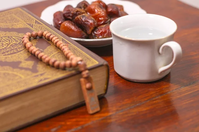 القرآن الكريم مع التمر والماء لإفطار رمضان