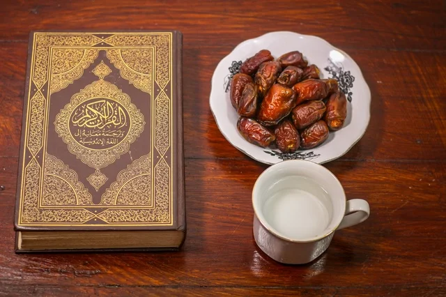 المصحف الشريف والتمر لإفطار شهر رمضان المبارك