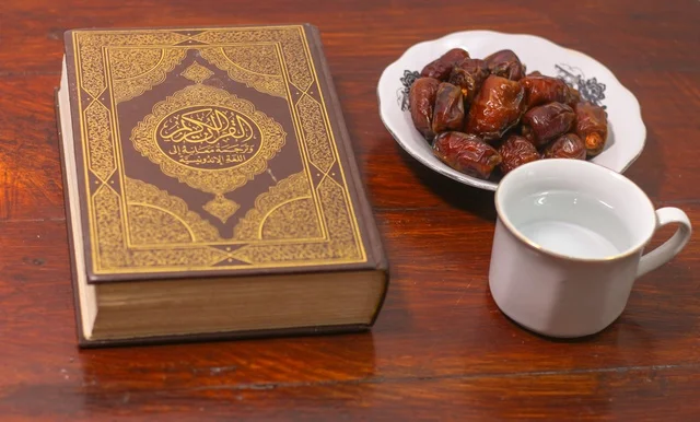 المصحف الشريف مع التمر والماء للإفطار في رمضان