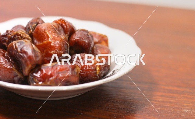 تمور مجففة في طبق أبيض لإفطار رمضان