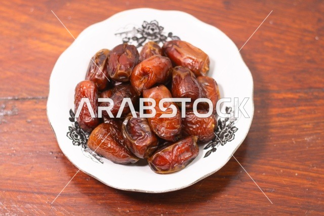 تمور عربية تقليدية على طبق سيراميك أبيض لافطار رمضان