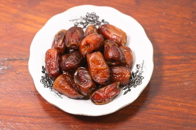 تمور عربية تقليدية على طبق سيراميك أبيض لافطار رمضان
