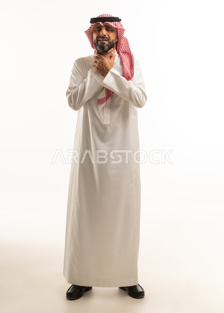 رجل سعودي يمسك رقبته بألم بخلفية بيضاء