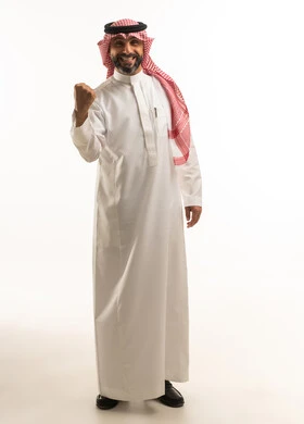 رجل سعودي بالزي التقليدي يحتفل بالنجاح