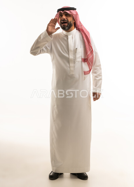 رجل سعودي بالزي التقليدي ينادي أمام خلفية بيضاء