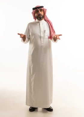 رجل سعودي بالزي التقليدي مع إيماءة حيرة