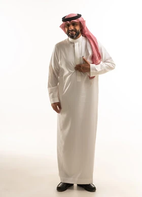 رجل سعودي بالزي التقليدي يضع يده على صدره