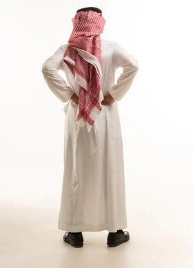 رجل سعودي بالزي التقليدي من الخلف في استوديو تصوير