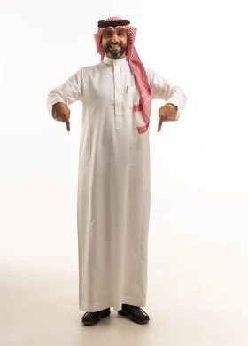 رجل سعودي بالزي التقليدي يشير إلى الأسفل
