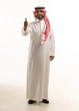 رجل سعودي بالزي التقليدي يشير بالإبهام للأعلى