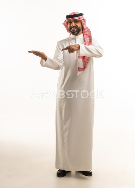 رجل سعودي بالزي التقليدي يشير بإيماءة عرض