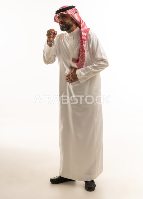 رجل سعودي يسعل مع ألم في البطن خلفية بيضاء