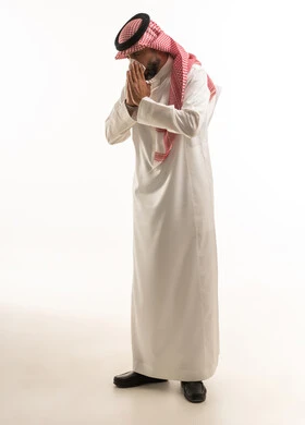 رجل سعودي بالزي التقليدي يمسح أنفه بمنديل ورقي مريض