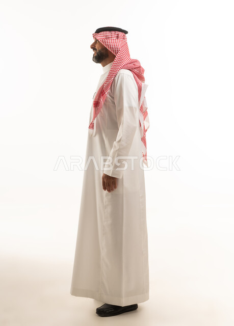رجل سعودي بالثوب التقليدي على خلفية بيضاء