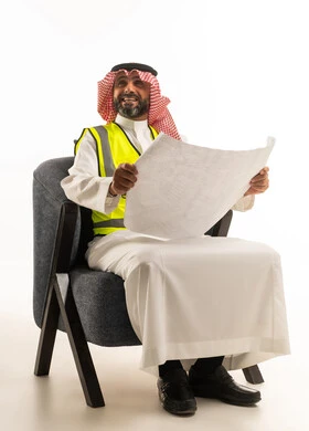 مهندس سعودي يحمل مخططات هندسية ومعمارية