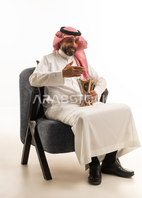 رجل سعودي مع مبخرة تقليدية على خلفية بيضاء