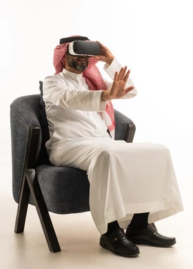 رجل سعودي يستخدم سماعة الواقع الافتراضي بخلفية بيضاء