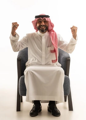 رجل سعودي بالزي التقليدي يحتفل بالنجاح
