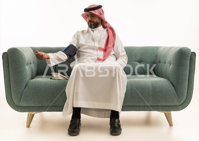 رجل سعودي يقيس ضغط الدم في المنزل