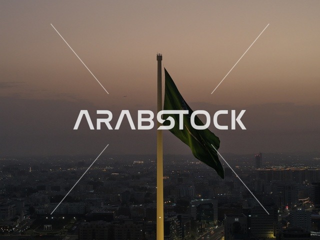 سارية علم المملكة العربية السعودية في جدة وقت الشروق