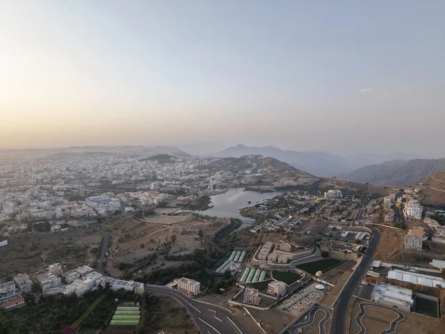 مشهد جوي لبحيرة سد أبها وجبال عسير