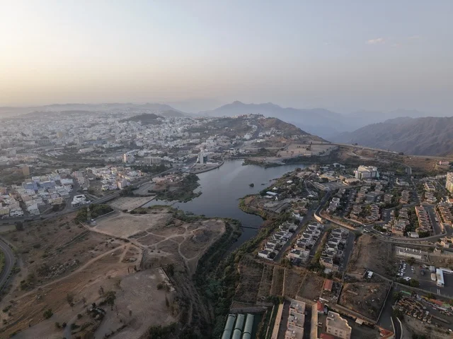 مشهد جوي لبحيرة سد أبها وجبال عسير