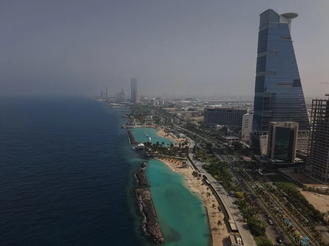 برج صافولا وواجهة كورنيش جدة البحرية تصوير جوي